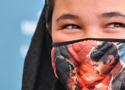 عکس ، وقتی چشمان ستاره افغان خورشید از زیر ماسک می خندد